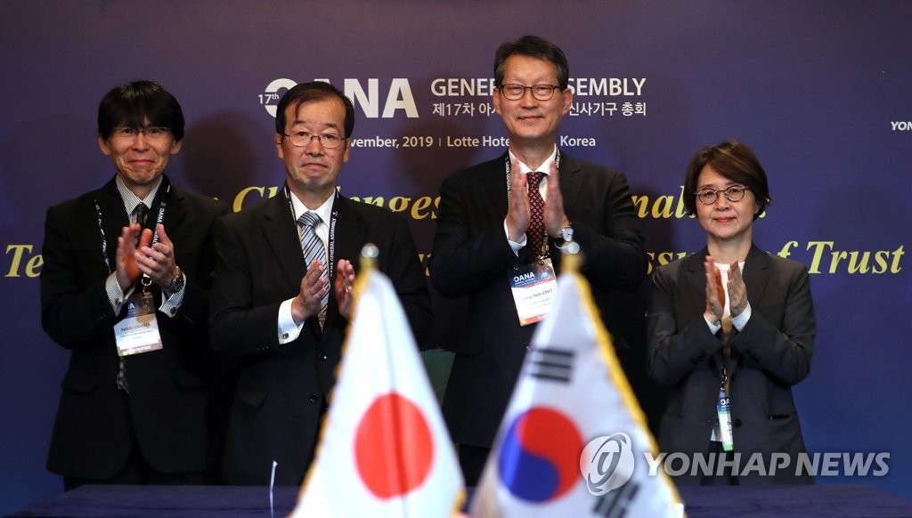 기념촬영하는 연합뉴스-지지통신 관계자들