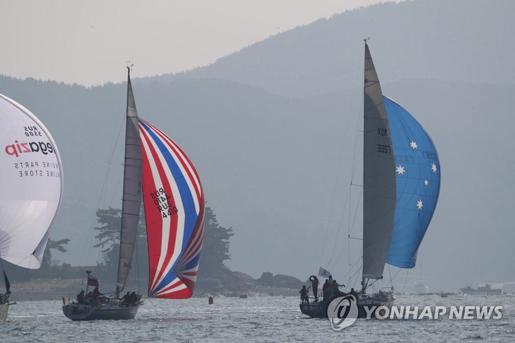바람을 가르는 요트들