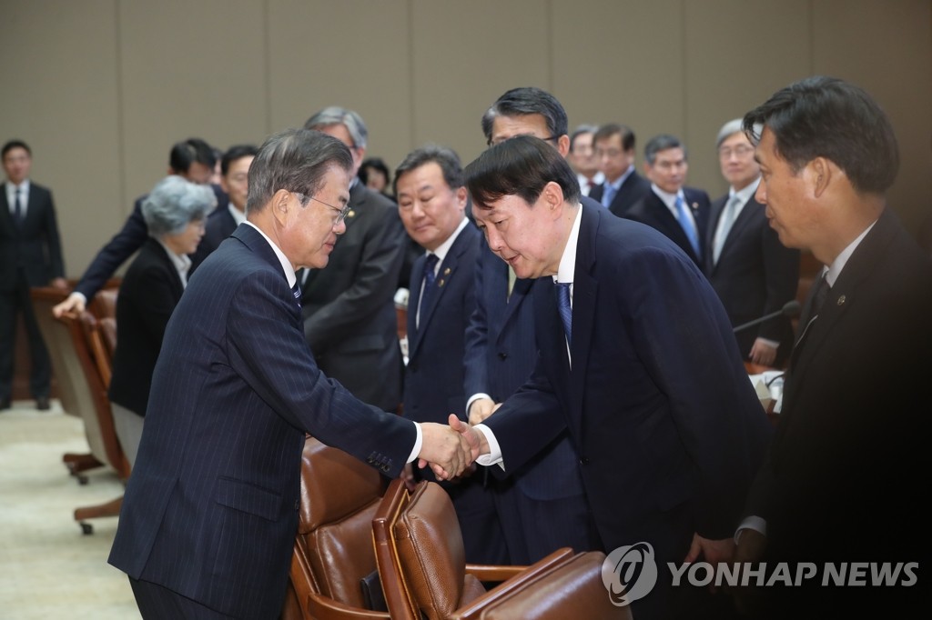 악수하는 문 대통령과 검찰총장