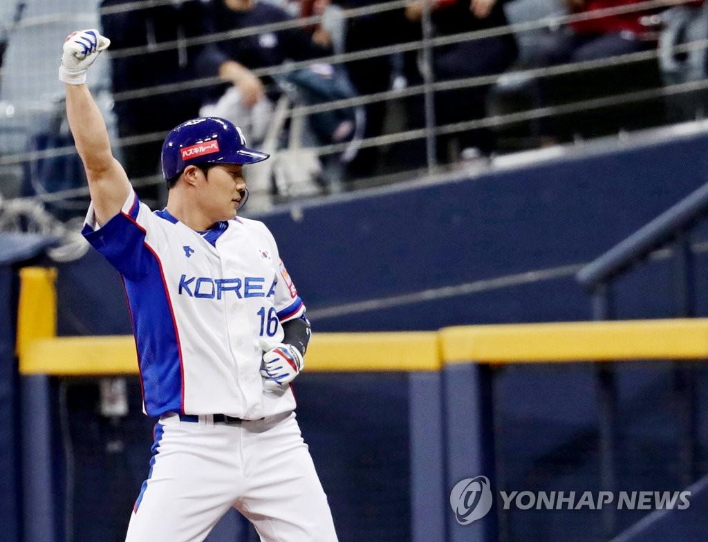 Kim Ha-seong of South Korea celebrates his two-run single against Cuba in the bottom of the second inning of the teams' Group C game at the World Baseball Softball Confederation (WBSC) Premier12 at Gocheok Sky Dome in Seoul on Nov. 8, 2019. (Yonhap)