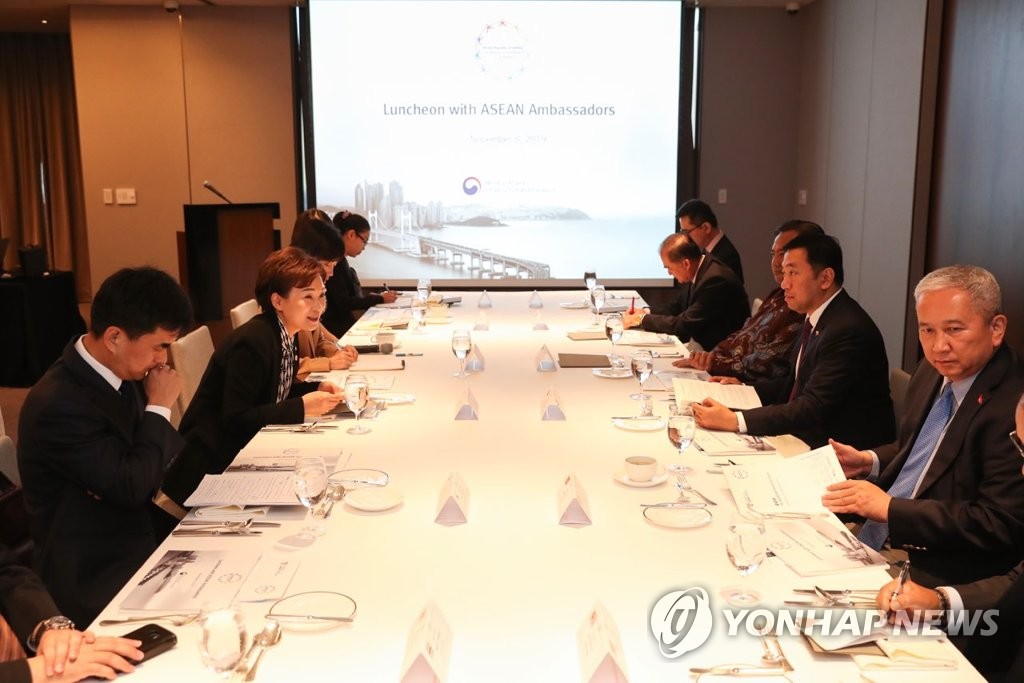김현미 국토부 장관과 아세안 10개국 대사가 지난 8일 스마트시티 분야 협력방안을 논의했다.