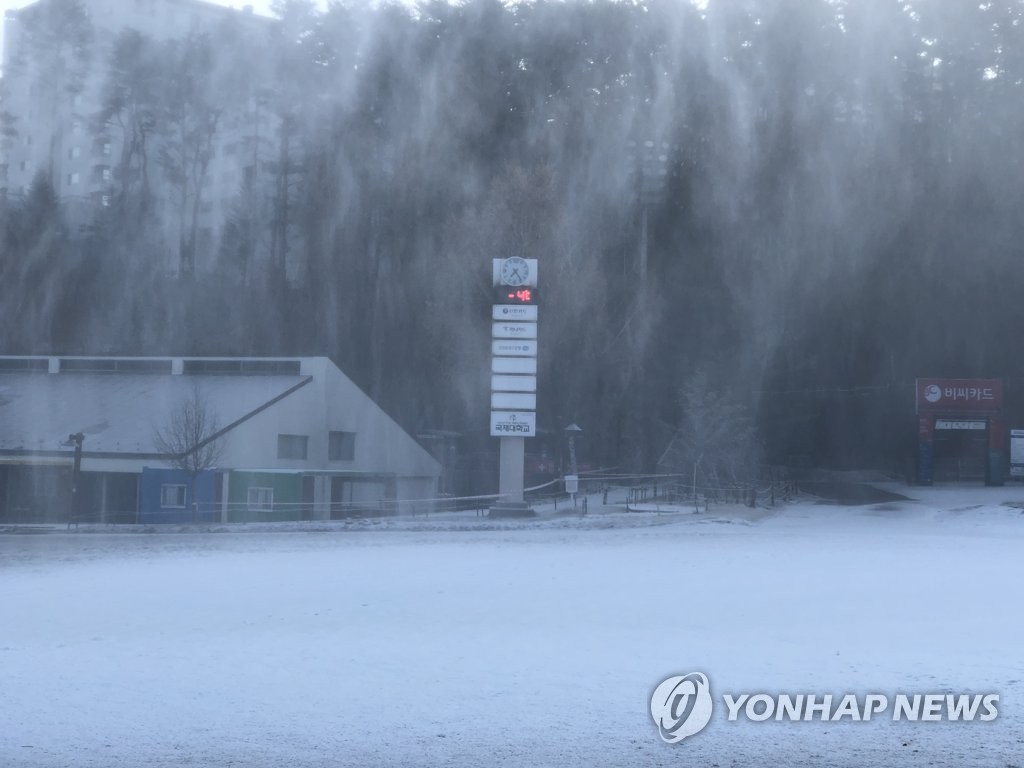 눈쌓인 스키장 슬로프