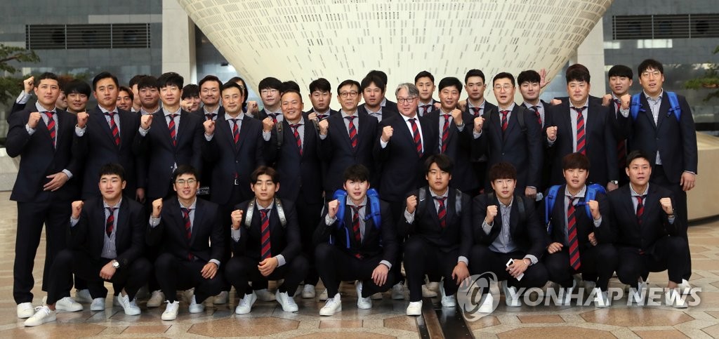 Members of the South Korean national baseball team pose for photos before departing Seoul for Tokyo to begin the Super Round at the World Baseball Softball Confederation (WBSC) Premier12 on Nov. 9, 2019. (Yonhap)