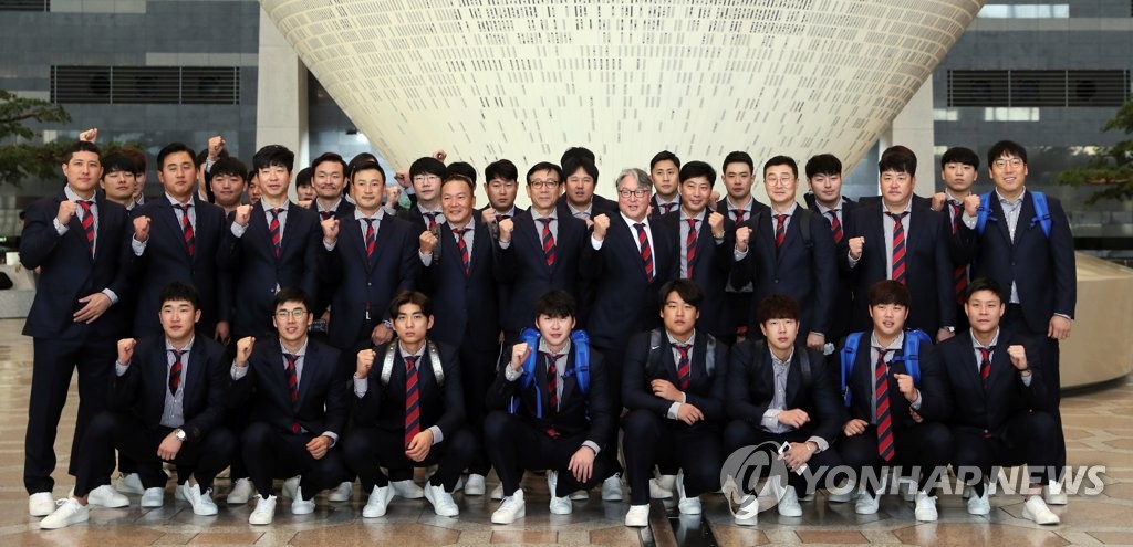 Nat'l baseball team off to Japan Nat'l baseball team off to Japan