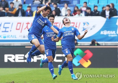 기뻐하는 수원 선수들