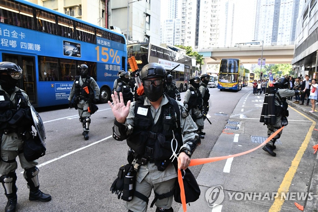 시위대 실탄 피격 현장 차단하는 홍콩 경찰