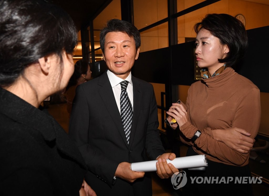 질문에 답변하는 정몽규 회장