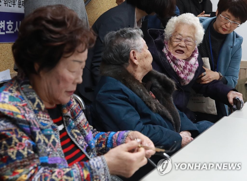 이야기 나누는 할머니들