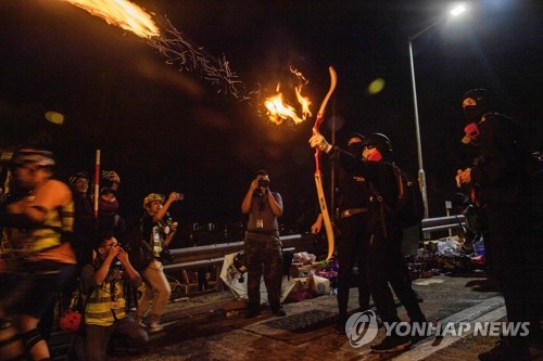 불화살을 쏘는 홍콩중문대학 시위대