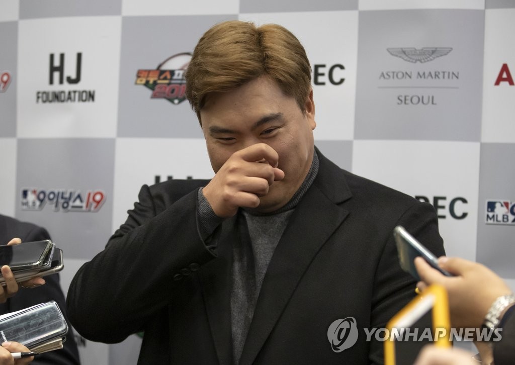 미소 보이는 류현진