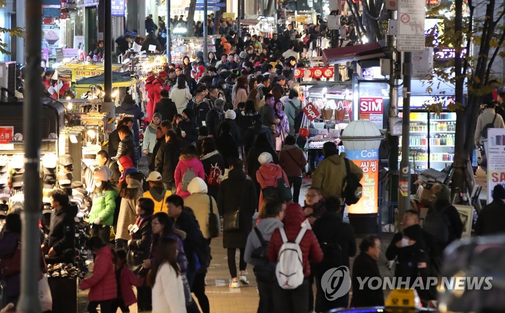 붐비는 명동 거리