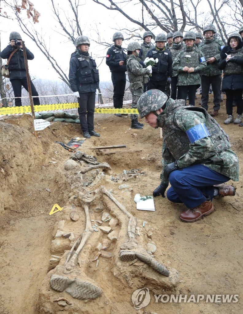 El PM visita el recinto de excavación de los restos de los soldados de la Guerra de Corea El PM visita el recinto de excavación de los restos de los soldados de la Guerra de Corea