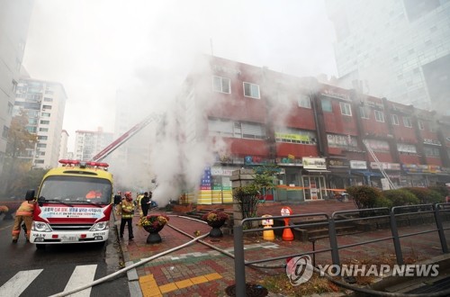 진흥상가 화재 진압하는 소방대원들