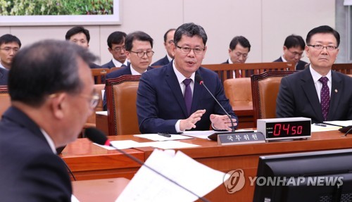 의원질의 답변하는 김연철 통일부 장관