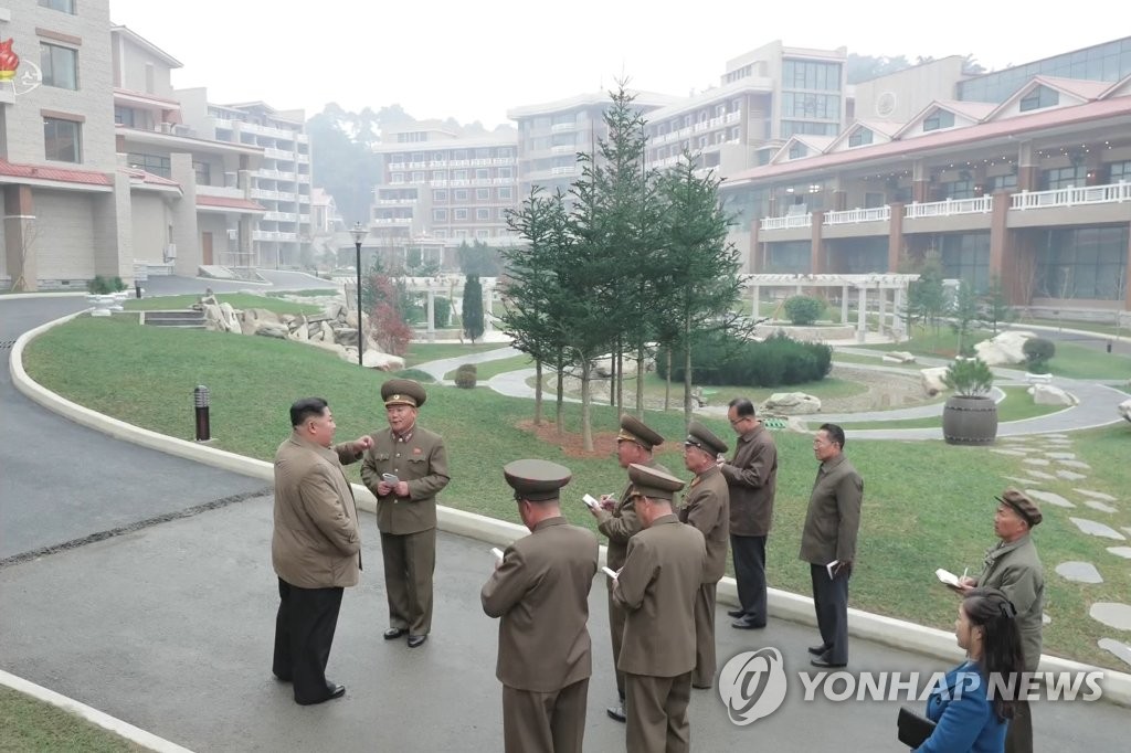 리설주와 양덕군 온천지구 방문한 김정은 북한 국무위원장