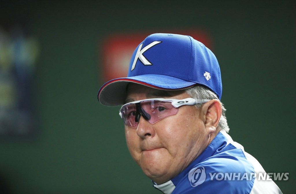 In this file photo, from Nov. 15, 2019, South Korean manager Kim Kyung-moon watches his team's practice at Tokyo Dome in Tokyo, ahead of a Super Round game against Mexico at the World Baseball Softball Confederation (WBSC) Premier12. (Yonhap)