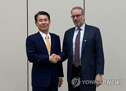 악수하는 정은보 방위비분담협상대사-드하트 대표