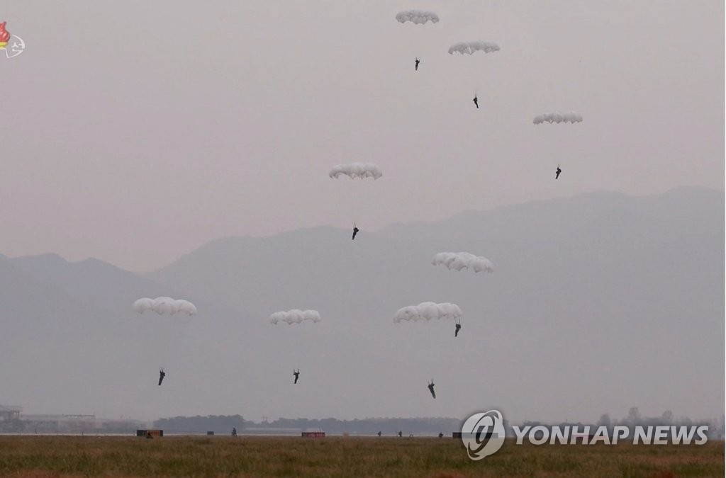북한군 낙하산 침투훈련