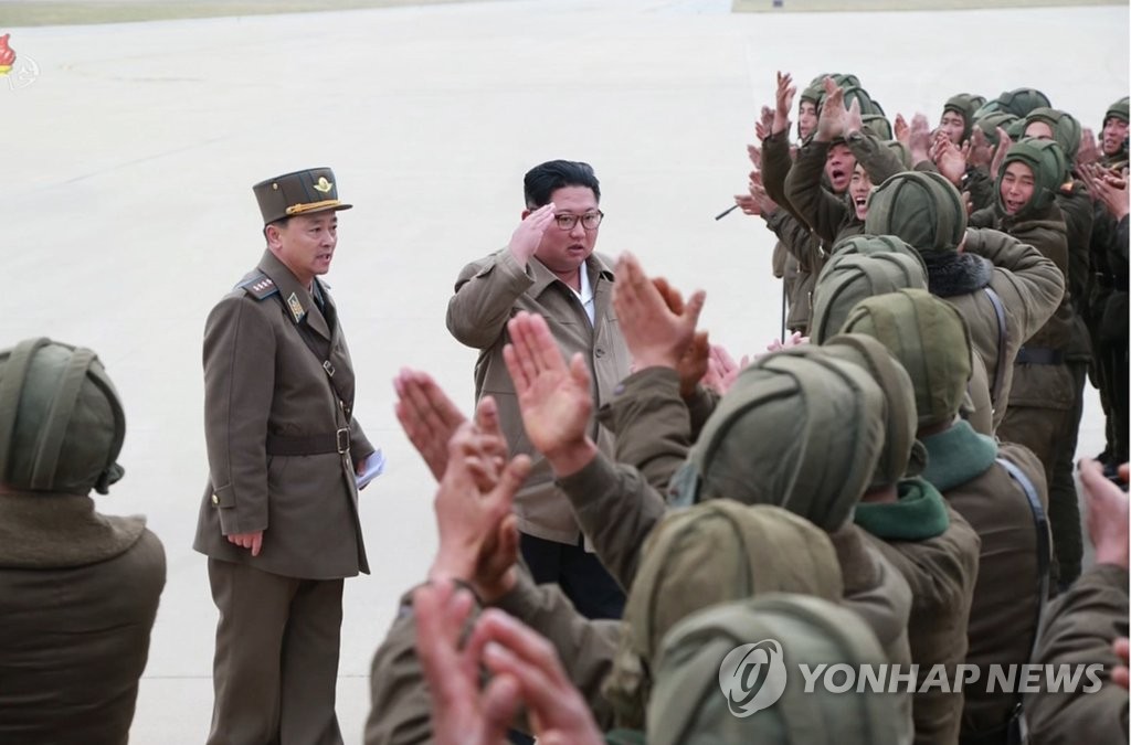 북한군 낙하산 침투훈련 참관한 김정은 북한 국무위원장