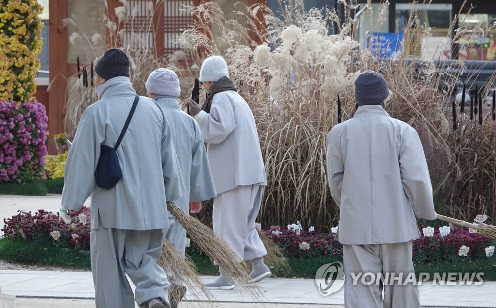 방한모를 쓴 스님들