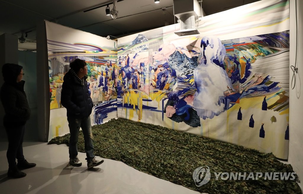 전쟁의 땅에 예술 꽃 활짝