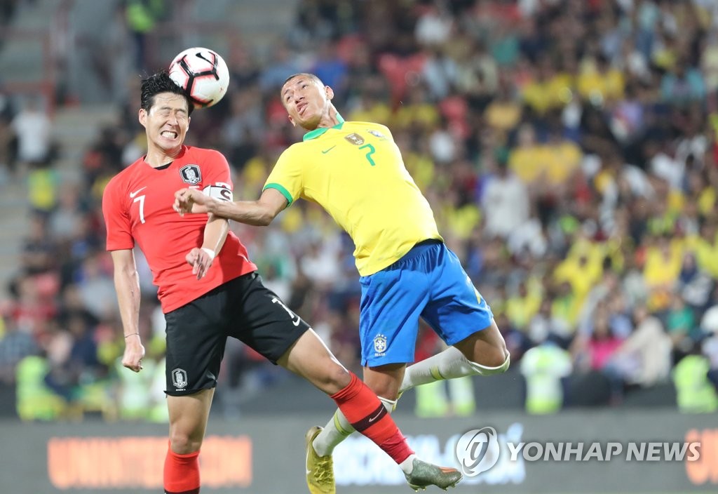 히샬리송과 공중볼 다투는 손흥민