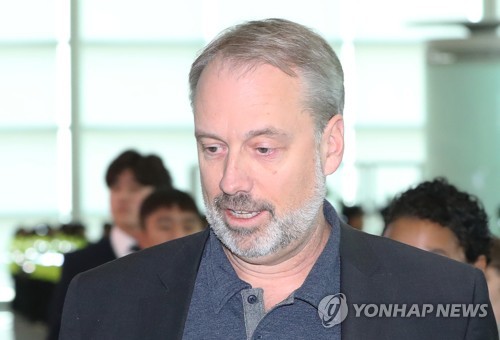 출국하는 드하트 대표
