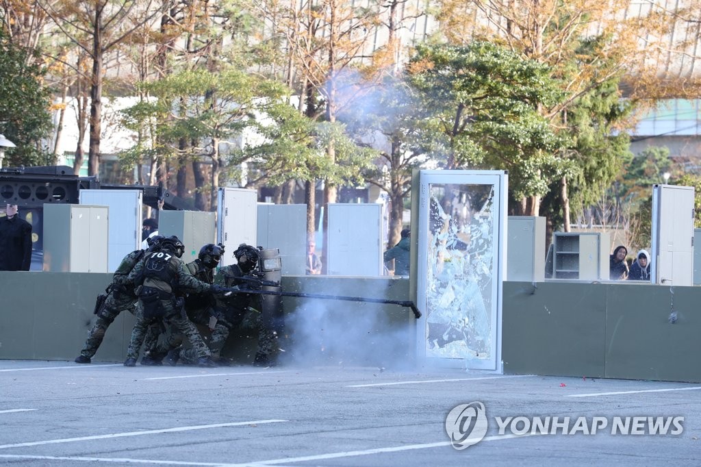 Anti-terrorist drill ahead of S. Korea-ASEAN summit Anti-terrorist drill ahead of S. Korea-ASEAN summit