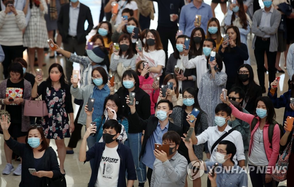 평화 시위 나선 홍콩 넥타이 부대