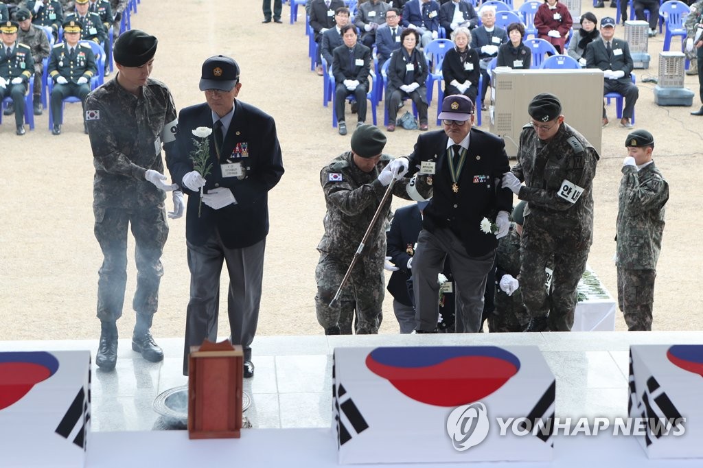 후배들과 함께 전우 앞으로