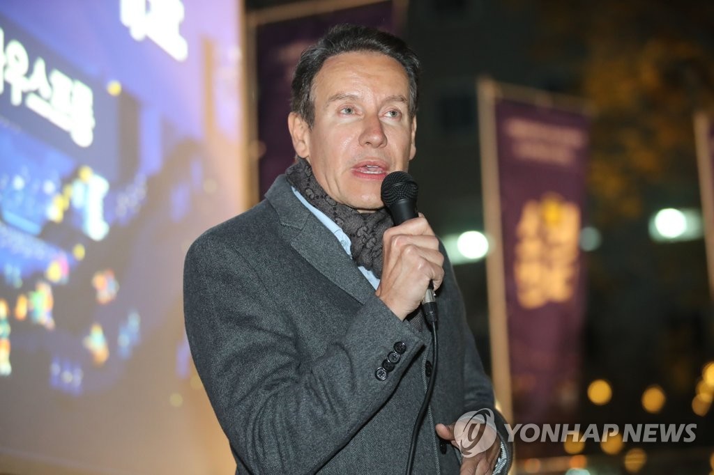 인사말하는 한성자동차 울프 아우스프롱 대표