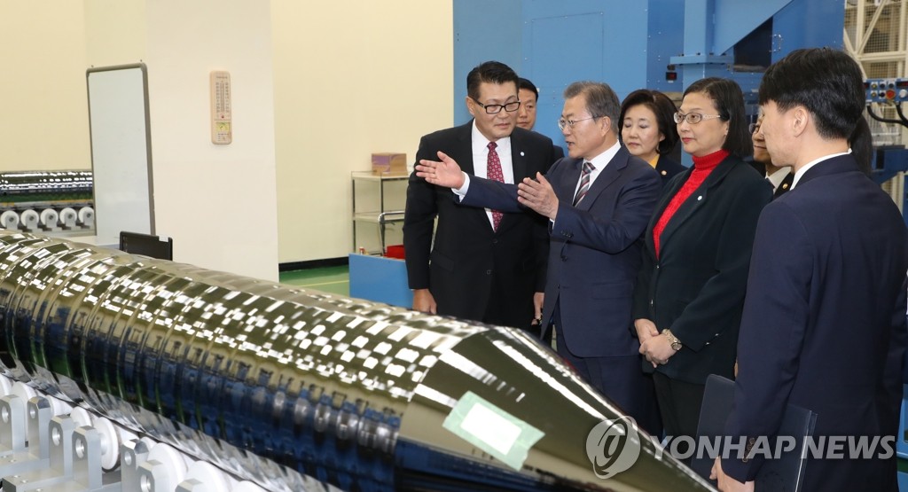 문 대통령, 300mm 웨이퍼 절삭 공정 시찰