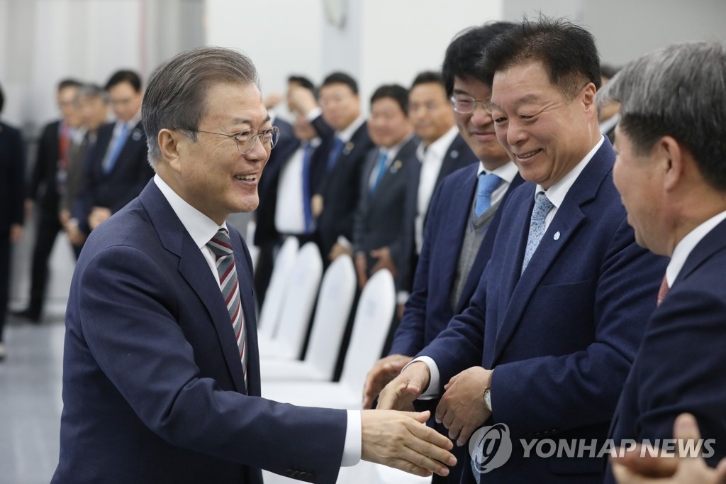 참석자들과 인사하는 문 대통령