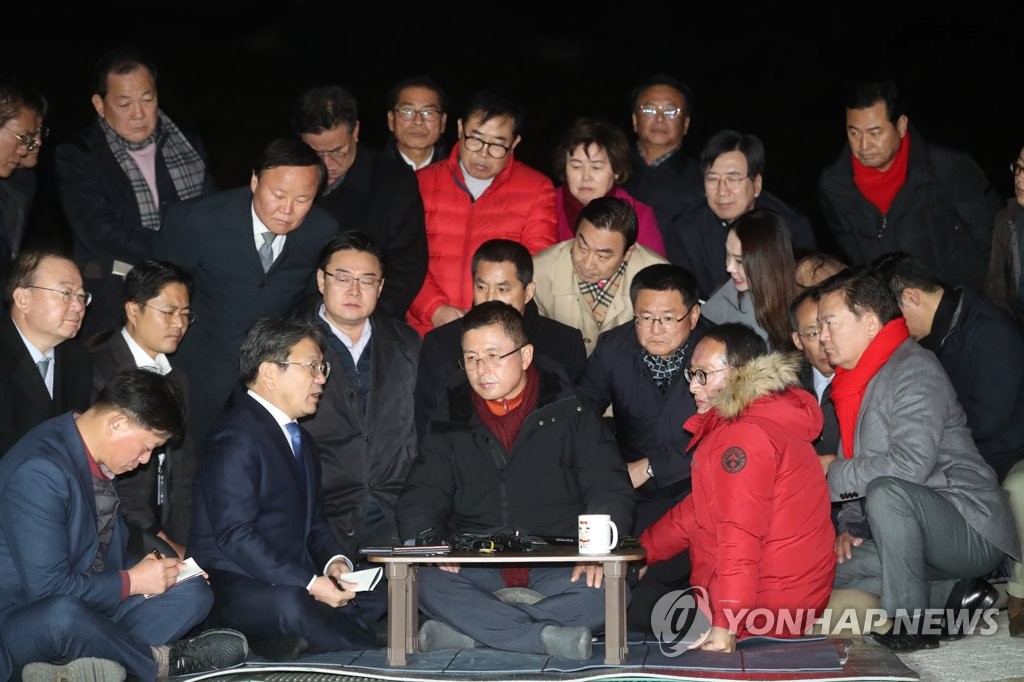 황교안에 '지소미아 종료 통보' 효력 정지 설명하는 강기정