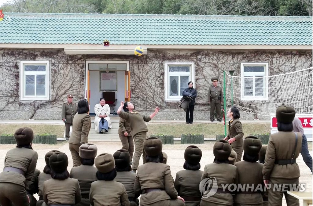 북한 김정은 위원장, 서부전선 여성중대 시찰