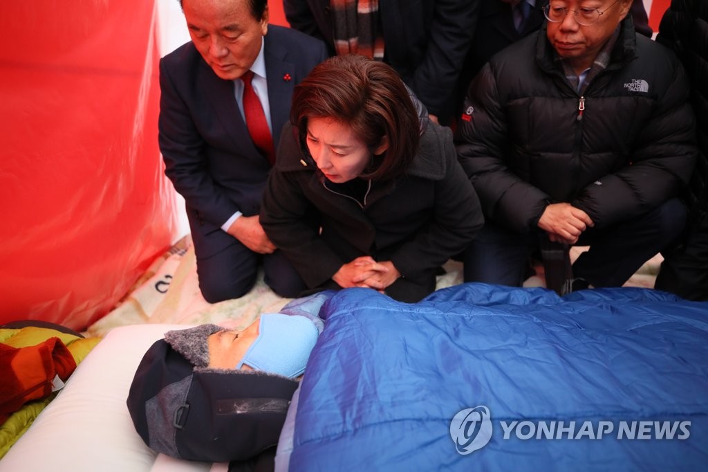 단식 8일 차 황교안 찾은 한국당 의원들