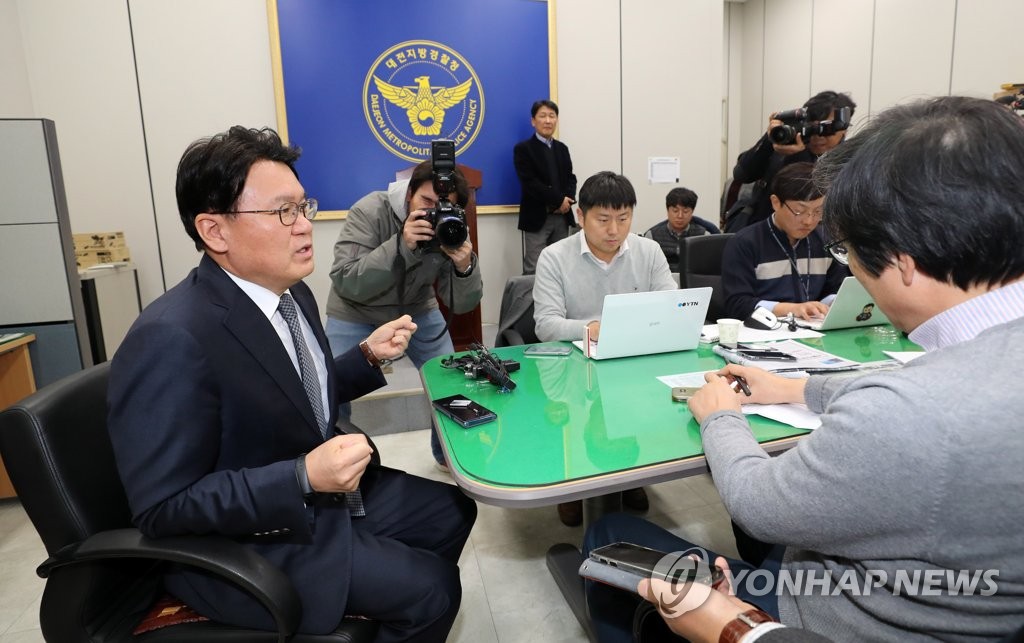 생각 밝히는 황운하 청장