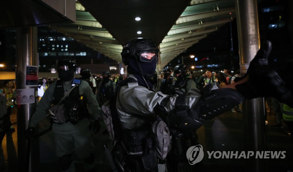 시위대 해산 시키는 홍콩 경찰