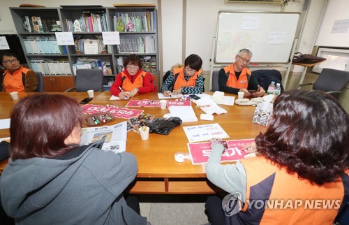 민주당 이인영 원내대표 사무실에서 농성하는 톨게이트 노동자들