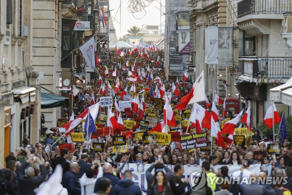 총리 퇴진 요구하는 몰타 시위대