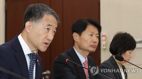 답변하는 박능후 장관