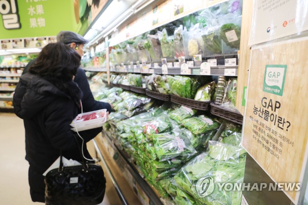 The photo, taken Dec. 2, 2019, shows local consumers shopping at a grocery store in Seoul. The government has said South Korea's consumer prices gained 0.2 percent from a year earlier in November, marking the positive on-year gain in four months. (Yonhap)