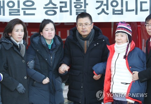 동조단식 정미경·신보라 부축해 나오는 황교안