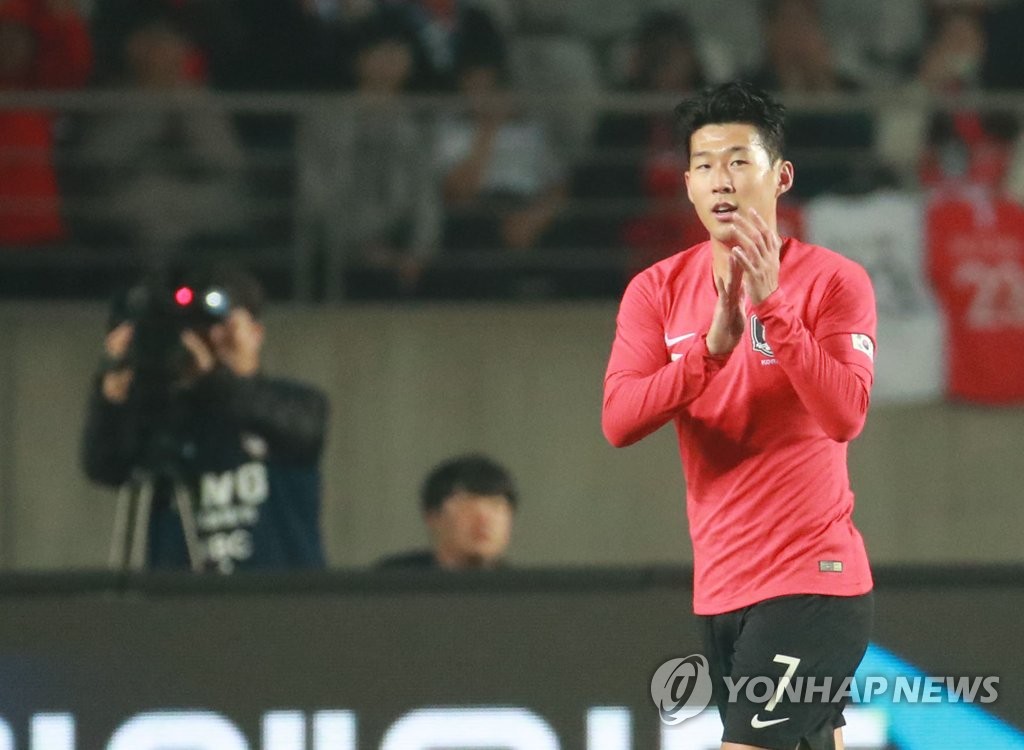 Son Heung-min recibe el premio al jugador internacional de la AFC Son Heung-min recibe el premio al jugador internacional de la AFC