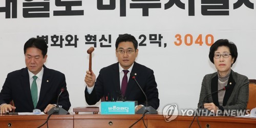 의사봉 두드리는 오신환