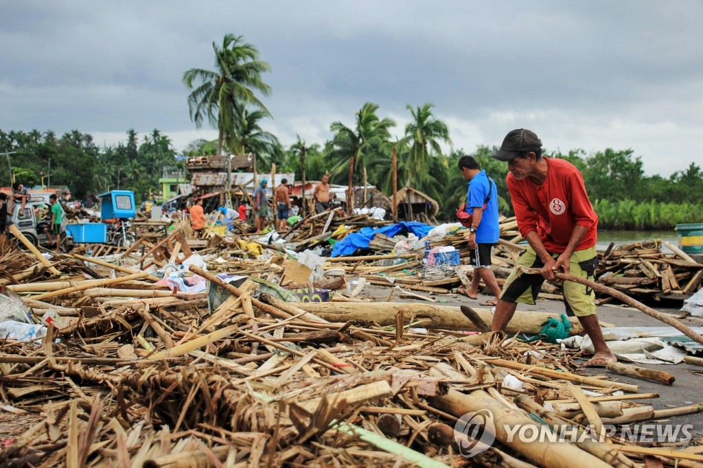 태풍 '간무리'로 파괴된 필리핀 가옥