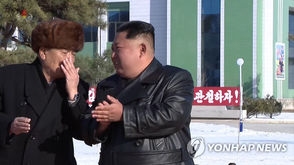 온실농장 조업식서 이야기 나누는 북한 김정은과 박봉주