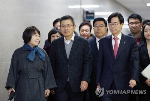 최고위원회의 참석하는 황교안