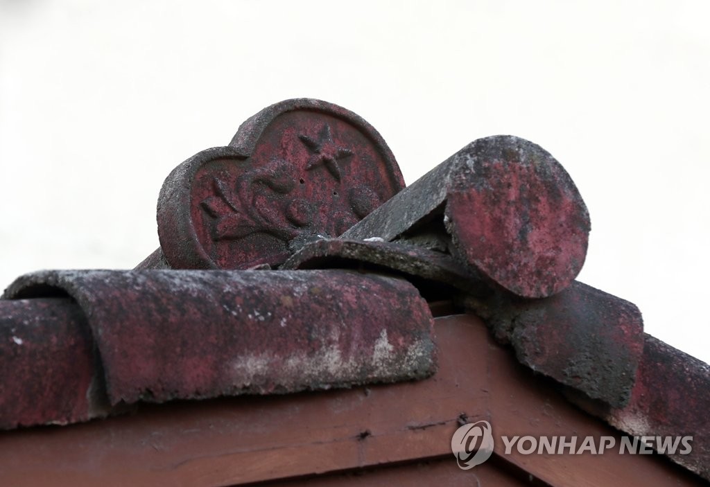 '일본 상징' 별 문양 새겨진 기와
