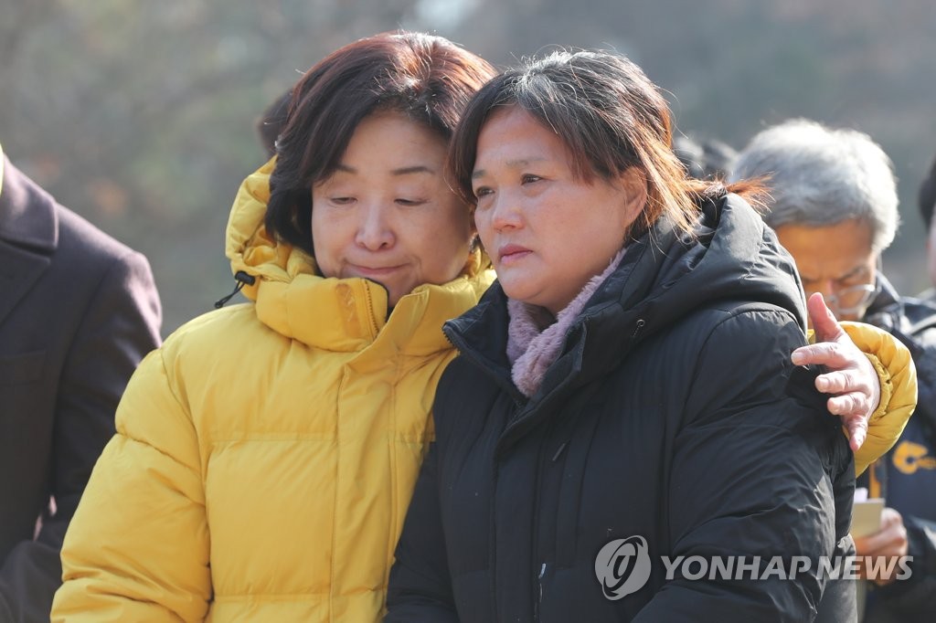 김용균 어머니 위로하는 심상정
